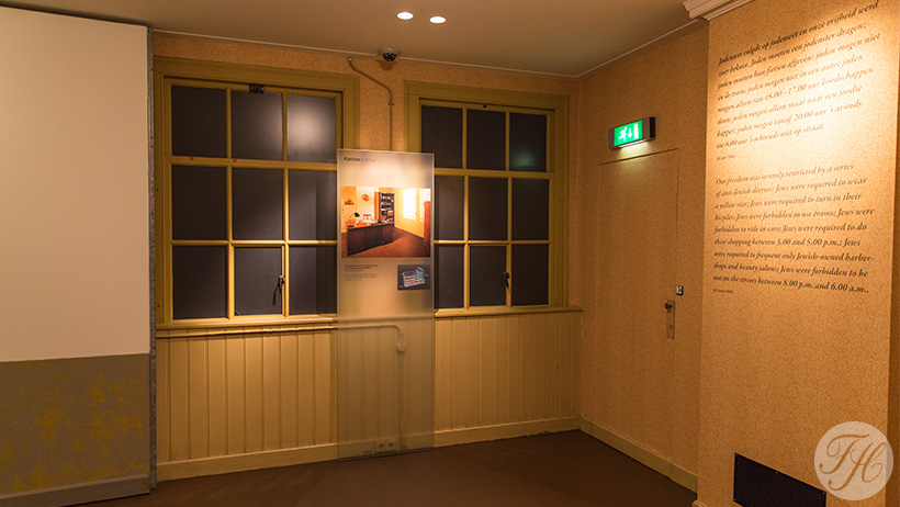 De wanden in het voorhuis zijn betengeld en beplakt met grondpapier en voorzien van gereproduceerd behang