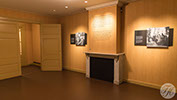 De wanden in het Anne Frankhuis zijn betengeld en beplakt met grondpapier en voorzien van gereproduceerd behang