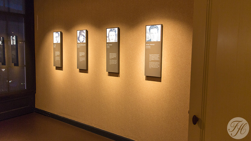 Gereproduceerd behang dat is geplakt op autentieke betengeling in Anne Frank huis