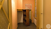 De gang met de boekenkast in het Anne Frank huis is voorzien van gereproduceerd behang