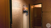 De badkamer is ook voorzien van betengeling en afgewerkt met grondpapier en behang
