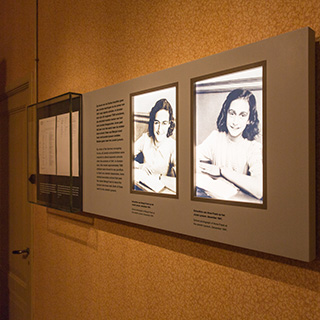 et gehele voor- en achterhuis in het Anne Frank museum is opnieuw betengeld en behangen op authentieke wijze
