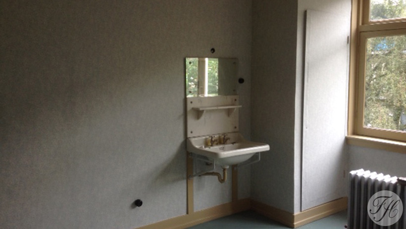 Betengeling en behang aangebracht in Anne Frank's slaapkamer