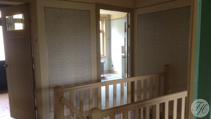 Gereproduceerd behang aangebracht in de hal van ouderlijk woonhuis van Anne Frank