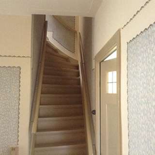 Het gehele ouderlijk woonhuis van Anne Frank in Amsterdam is opnieuw betengeld en behangen op authentieke wijze