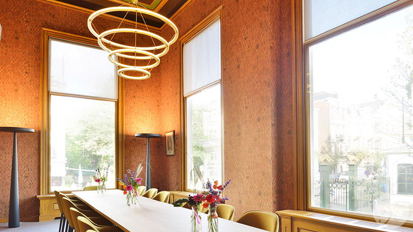 Aanbrengen van door behangontwerper Pavèl van Houten speciaal ontworpen behangsel in ledenlokalen Artis Amsterdam