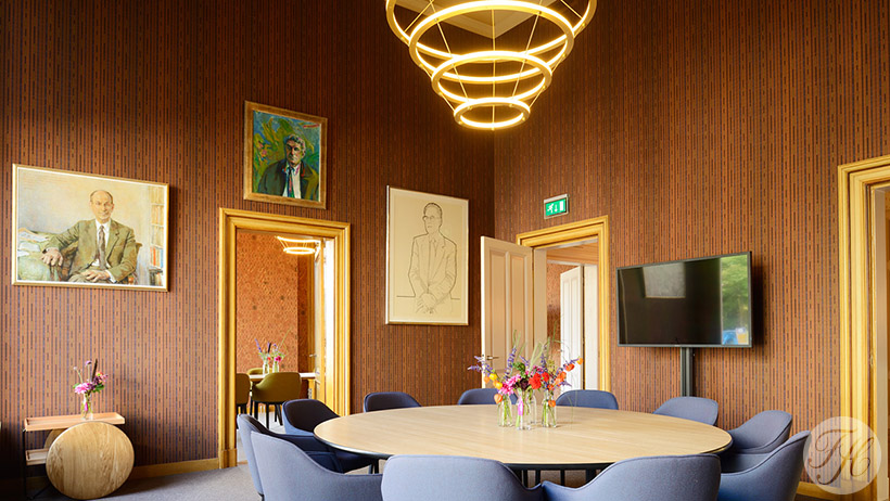 Vakkundig aangebracht speciaal ontworpen behang in ledenlokalen Artis Amsterdam