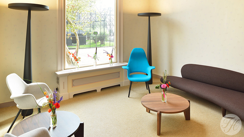 Vakkundig aangebracht speciaal ontworpen behang door Pavèl van Houten in ledenlokalen Artis Amsterdam