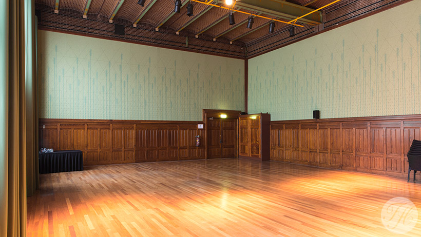 stoffen wandbespanning met lakenvilt aangebracht in Veilingzaal Beurs van Berlage Amsterdam