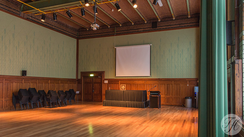stoffen wandbespanning met lakenvilt aangebracht in Veilingzaal Beurs van Berlage Amsterdam