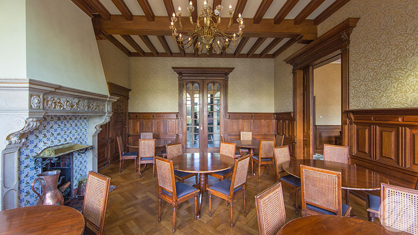 eindresultaat stoffen wandbespanning Jachthuis Beukenrode te Doorn