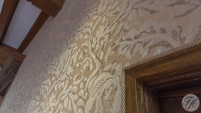 detail gespannen wandbespanning stof afgewerkt met koord