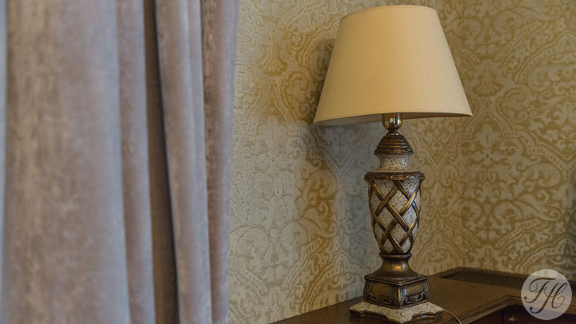 detail behang en passende gordijnen