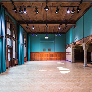 Aanbrengen behang op een klassiek betengelde ondergrond van opgespannen linnen en beplakt met grondpapier in stadsvilla Amsterdam