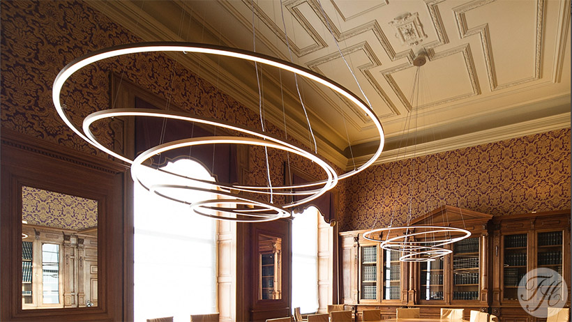 De fractiekamer VVD Eerste Kamer op het Binnenhof Den Haag voorzien van klassiek opgebouwde betengeling afgewerkt met behang