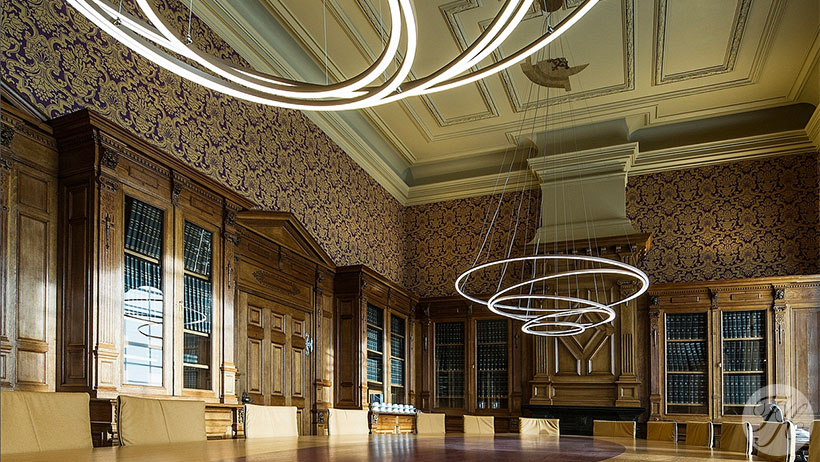 Betengeling op autentieke wijze met gespannen en gespijkerd linnen afgewerkt met grondpapier en behang