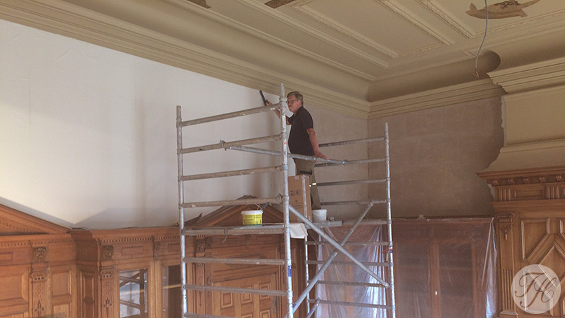 Aanbrengen klassiek opgebouwde betengeling in fractiekamer VVD Eerste Kamer op het Binnenhof Den Haag