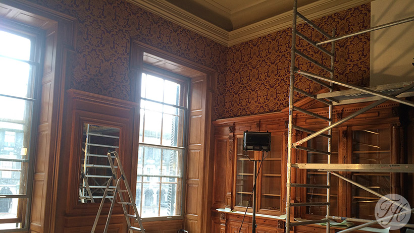 Aanbrengen behang op klassieke betengeling fractiekamer VVD Eerste Kamer op het Binnenhof Den Haag