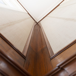 Villa Bloemendaal aanbrengen betengeling en behang in woonkamer en salon