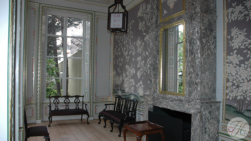 Betengelde wanden in Chinese kabinet in het Johan de Witthuis voorzien van handgeschilderd behang