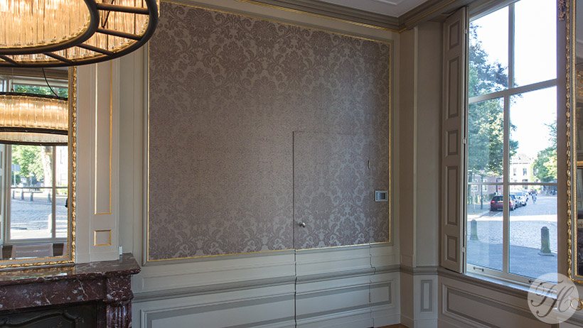 blinde deur met gespannen wandbespanning stof afwerkt met passend koord pand Dudok