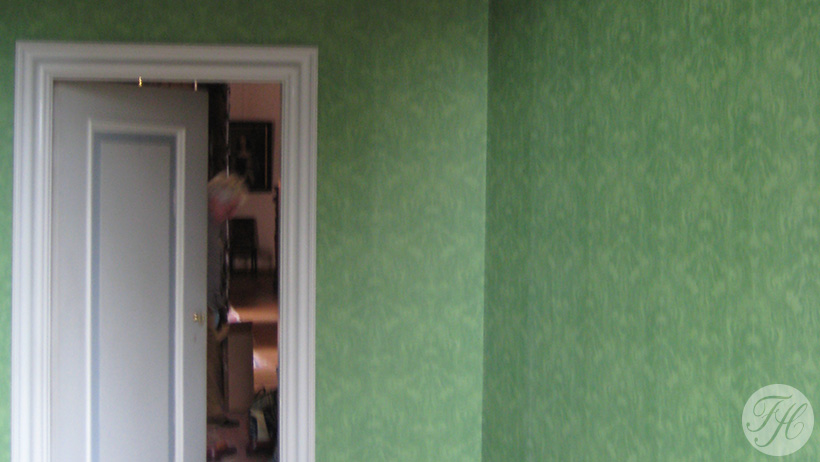 Klassieke betengeling prentenkabinet Kasteel Duivenvoorde afgewerkt met groen behang