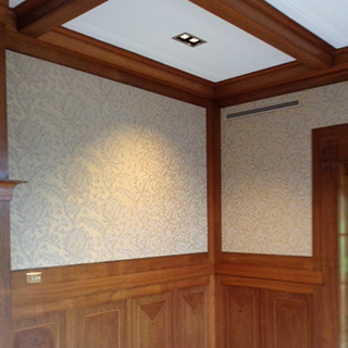 Aanbrengen stoffen wandbespanning op een klassiek betengelde ondergrond van opgespannen linnen en beplakt met grondpapier in Villa Eemwijk