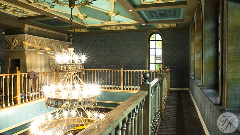 stoffen wandbespanning aangebracht in vide van bestuurskamer van de Efteling attractie Ravelijn