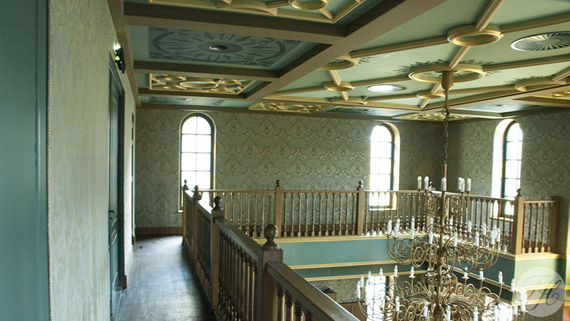 stoffen wandbespanning aangebracht in vide van bestuurskamer van de Efteling attractie Ravelijn