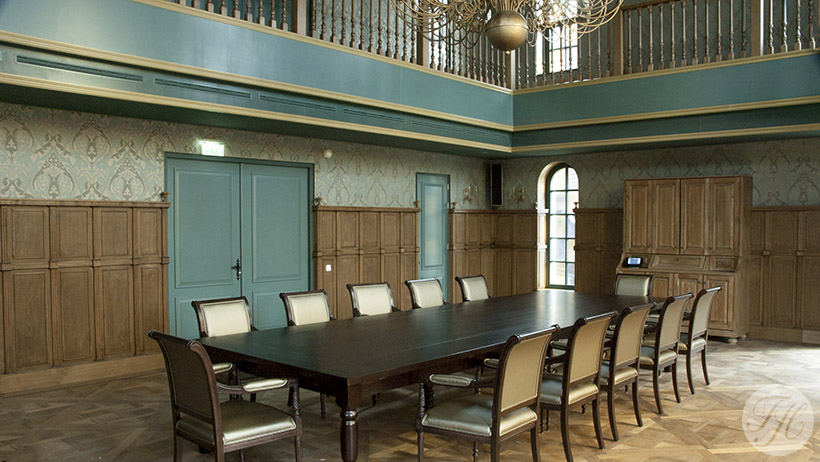 stoffen wandbespanning aangebracht in bestuurskamer van de Efteling attractie Ravelijn