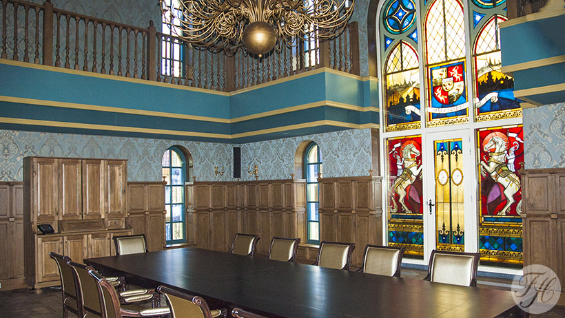 stoffen wandbespanning aangebracht in bestuurskamer van de Efteling attractie Ravelijn