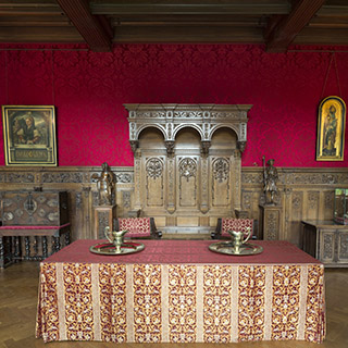 purperrode wandbespanning aangebracht in Kasteel van Gaasbeek, een oorspronkelijk middeleeuwse waterburcht dat dienst doet als nationaal museum