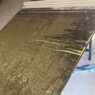 Huize Nederpolder in Gent restauratie zijde wandbespanning en aanbrengen betengeling met grondpapier
