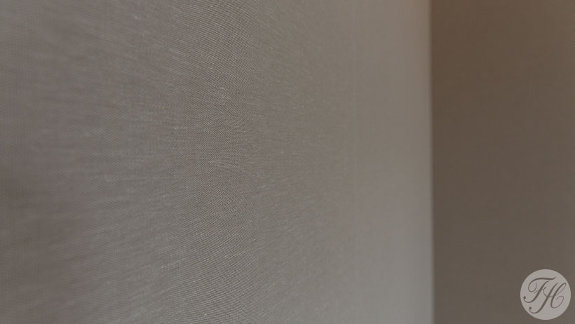 Detail van de stoffen wandbespanning die blind is afgewerkt
