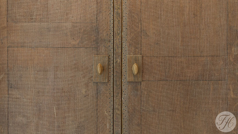 De betengeling is op authentieke wijze aangebracht door linnen vast te spijkeren met kopnagels