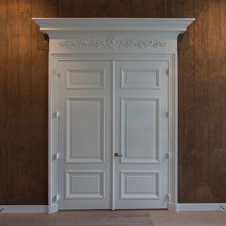 aanbrengen klassieke betengeling van linnen als eindresultaat in monumentaal pand Herengracht Amsterdam