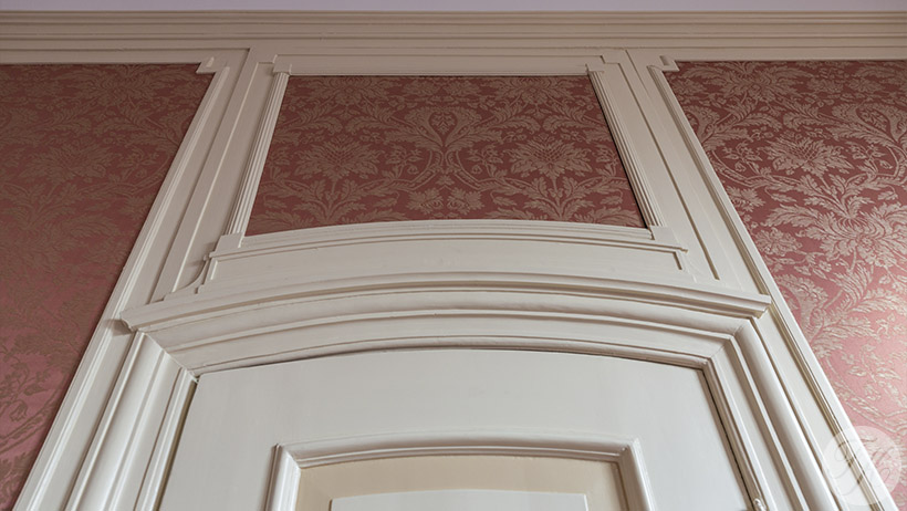 stoffen wandbespanning aangebracht in stijlkamer Huize Rhijnhof Leiden