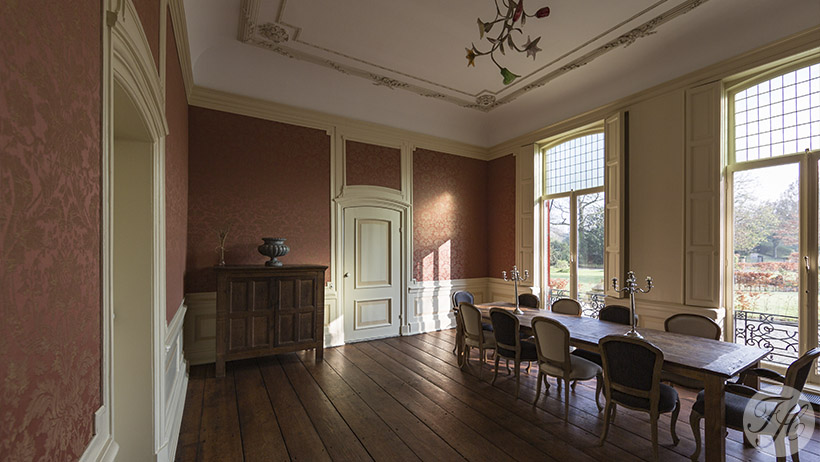 stoffen wandbespanning aangebracht in stijlkamer Huize Rhijnhof Leiden