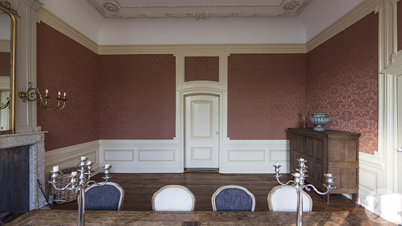 stoffen wandbespanning aangebracht in stijlkamer Huize Rhijnhof Leiden