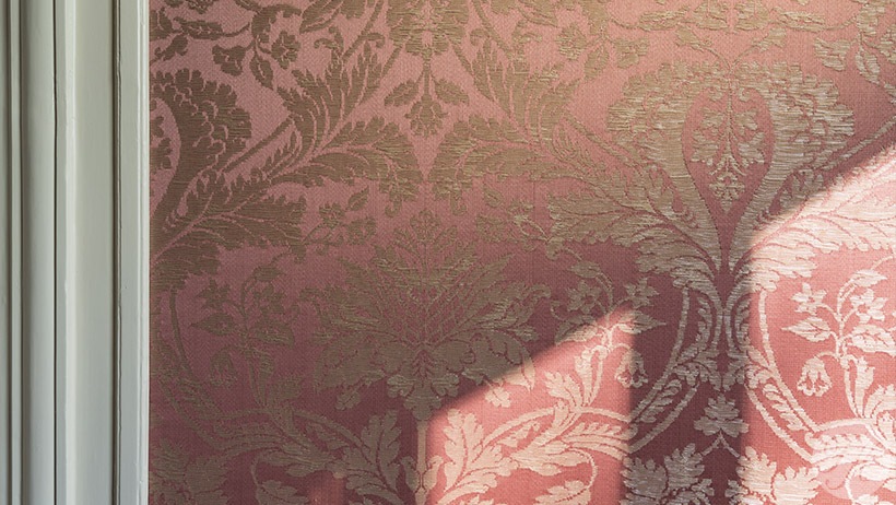 stoffen wandbespanning aangebracht in stijlkamer Huize Rhijnhof Leiden