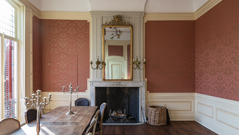 stoffen wandbespanning aangebracht in stijlkamer Huize Rhijnhof Leiden