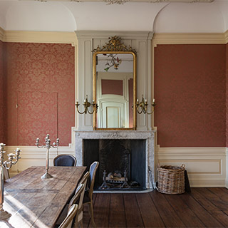 Aanbrengen behang op een klassiek betengelde ondergrond van opgespannen linnen en beplakt met grondpapier in stadsvilla Amsterdam