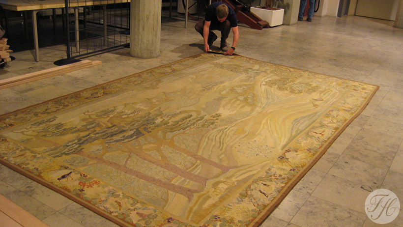 prepareren goblin om te bevestigen aan de houten raamwerk gemeentehuis Hulst