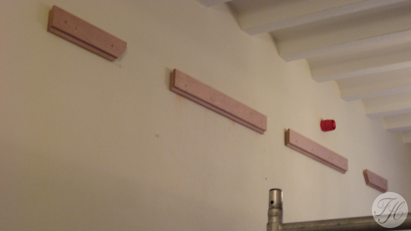 bevestiging aan de muur voor ophangen goblin gemeentehuis Hulst