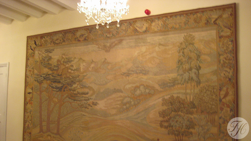 gespannen goblin op houten raamwerk gemeentehuis Hulst