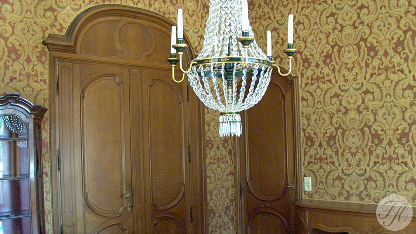 stoffen wandbespanning aangebracht eetkamer klassiek herenhuis  Brussel Belgie