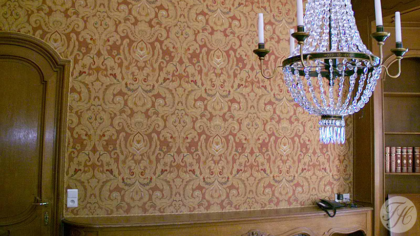 stoffen wandbespanning aangebracht eetkamer herenhuis Brussel Belgie 