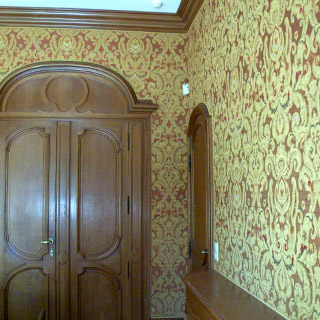 stoffen wandbespanning aangebracht eetkamer klassiek herenhuis Brussel Belgie