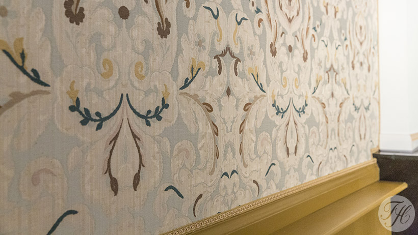 stoffen wandbespanning foyers Stadsgehoorzaal Kampen afgewerkt met passement