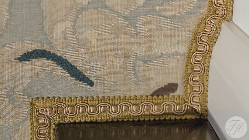 stoffen wandbespanning foyers Stadsgehoorzaal Kampen afgewerkt met passement